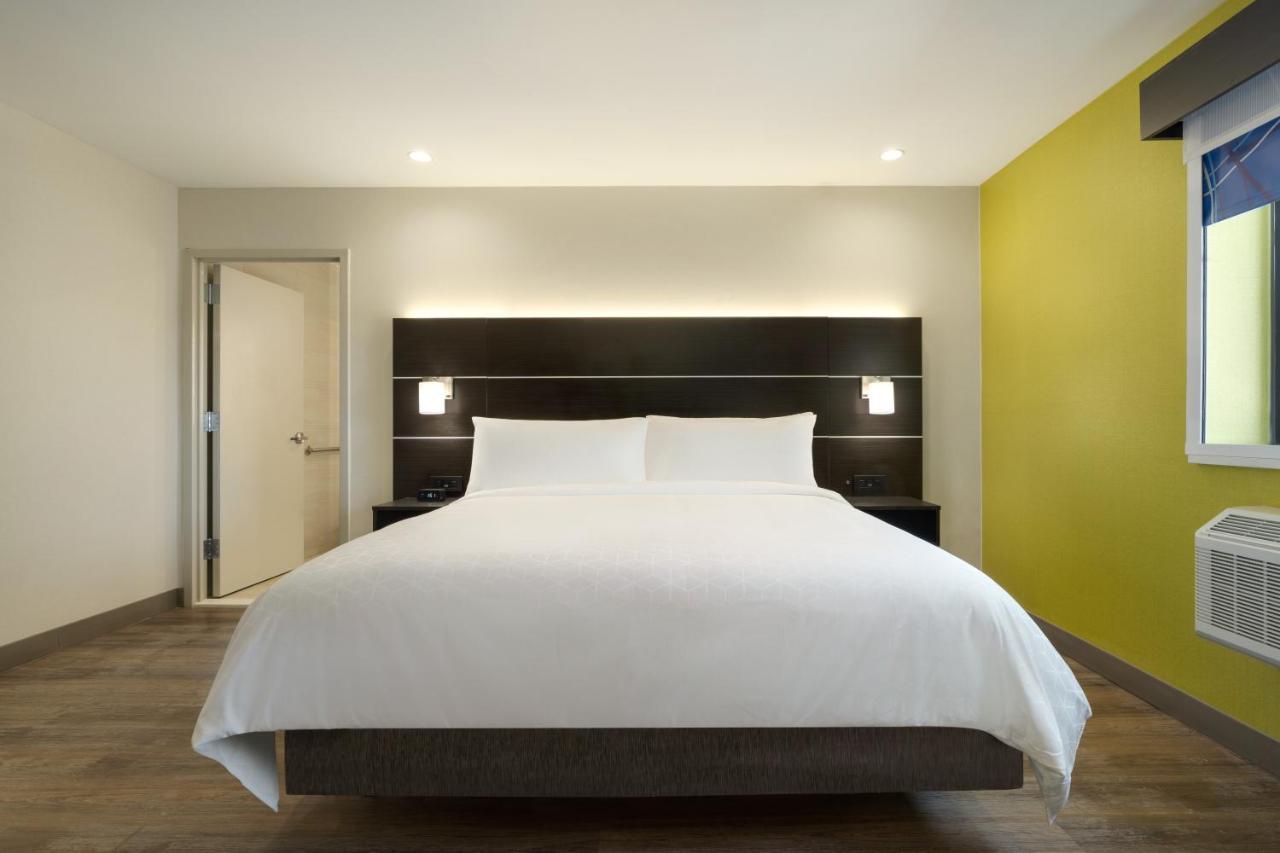 Standard King Room with Roll-In Shower - Mobility Access