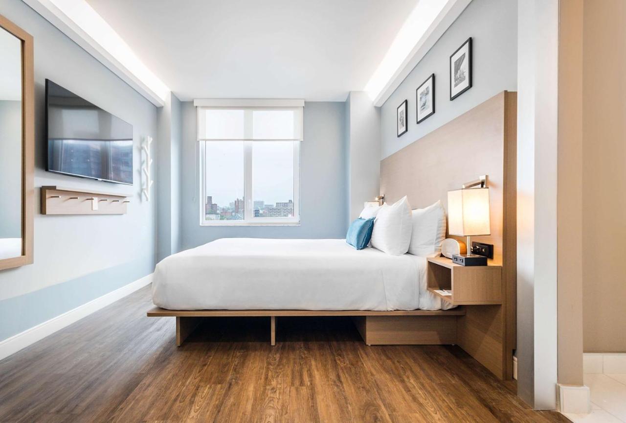 Deluxe Queen Room with Roll-in Shower - Mobility and Hearing Impaired Access/Non-Smoking,1287570841:JPEG