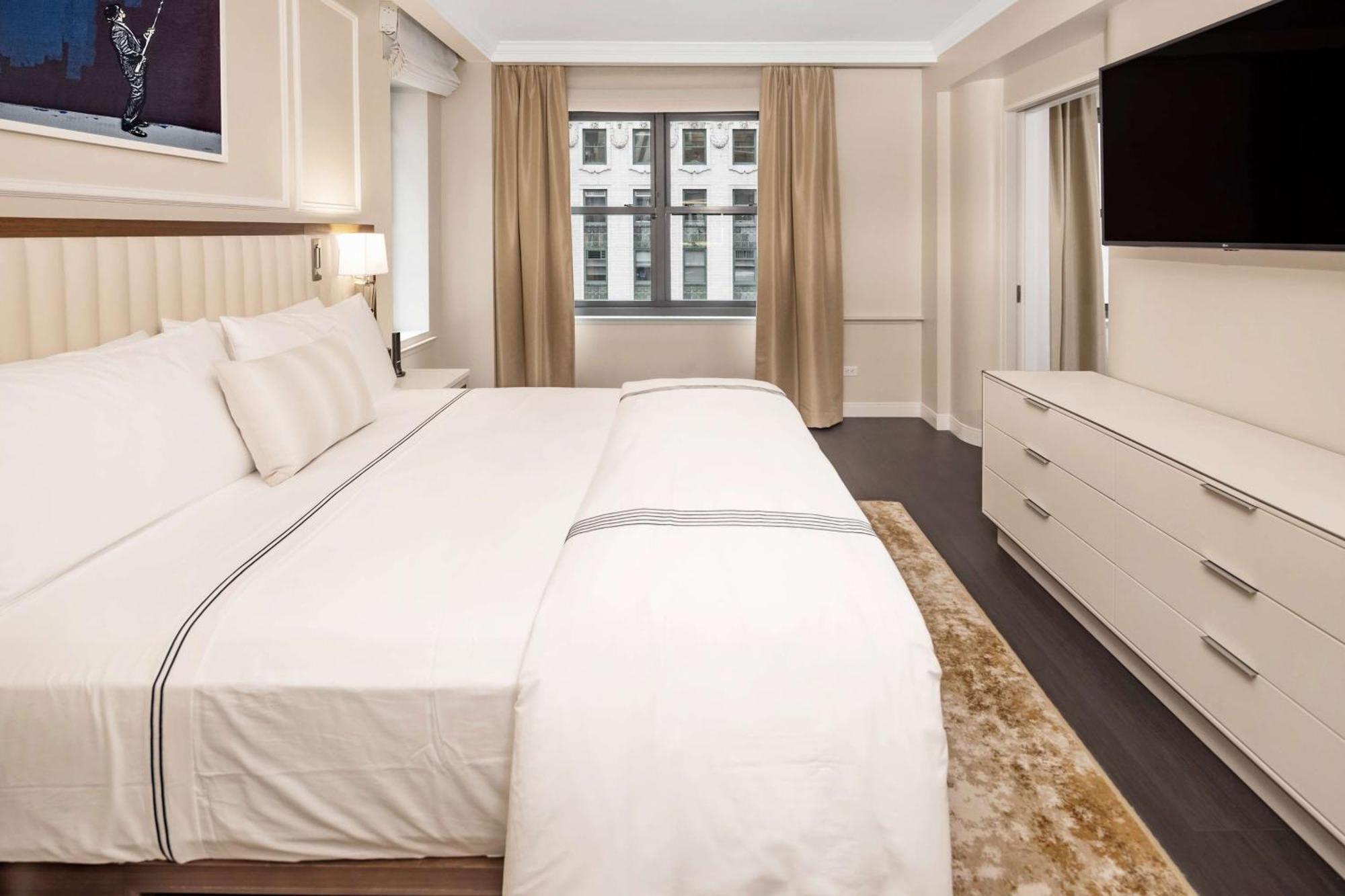 One-Bedroom King Suite Premier with Sofa Bed,1551518590:JPEG