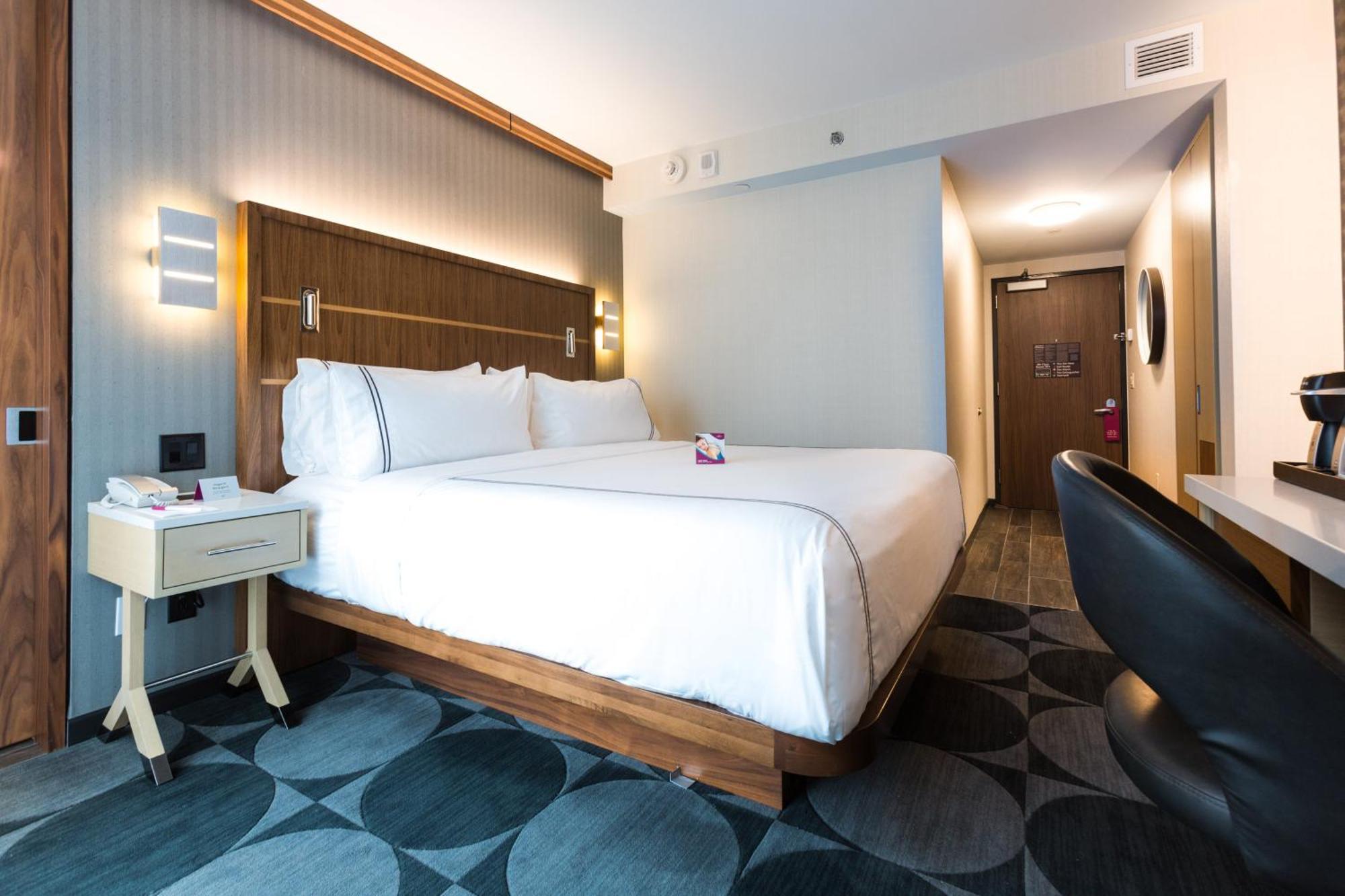 Chambre Lit King-Size Adaptée aux Personnes Malentendantes - Douche Accessible en Fauteuil Roulant