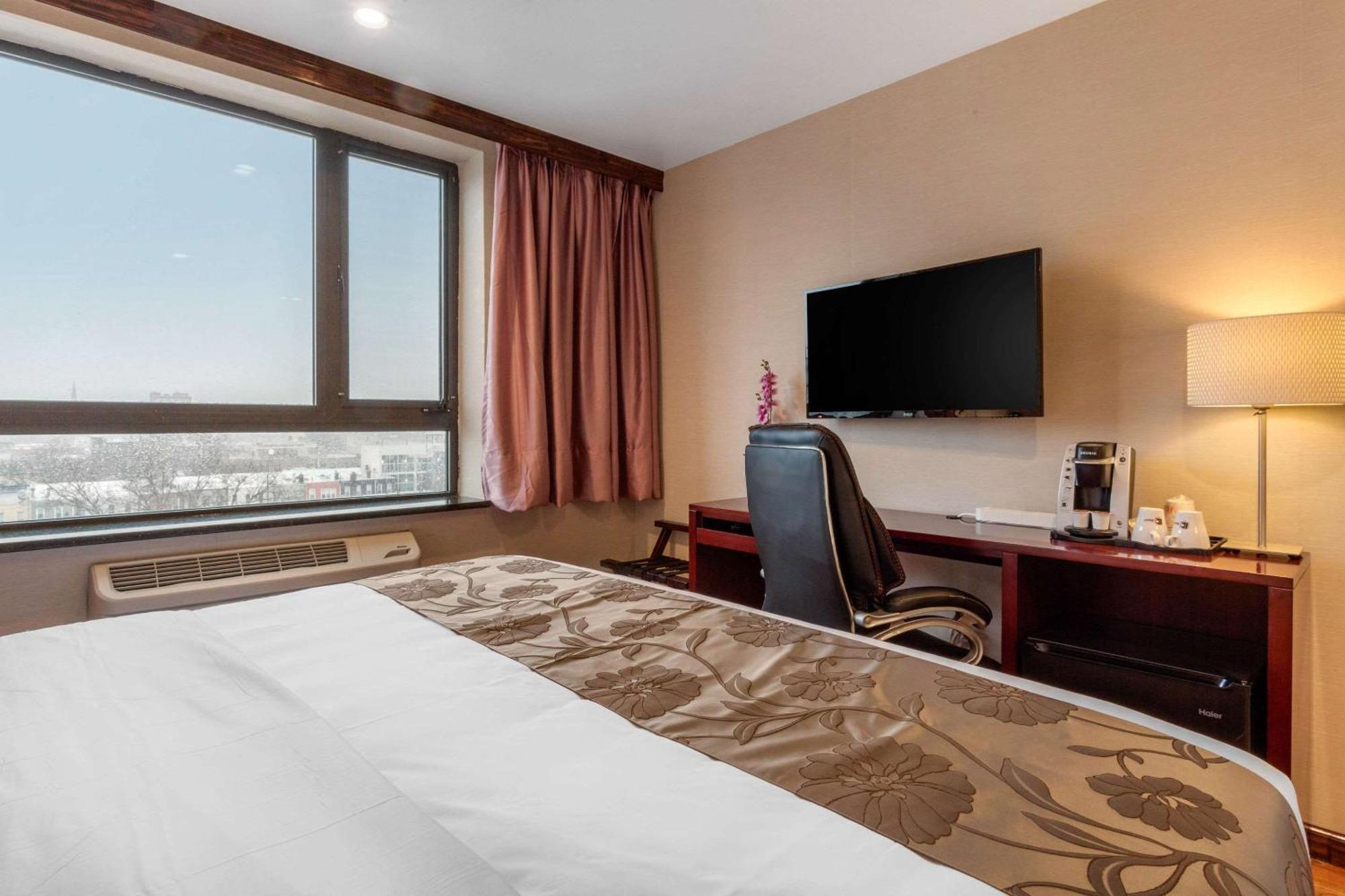 Chambre Lit King-Size - Vue sur Ville - Non-Fumeurs