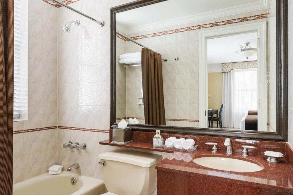Deluxe Queen Suite