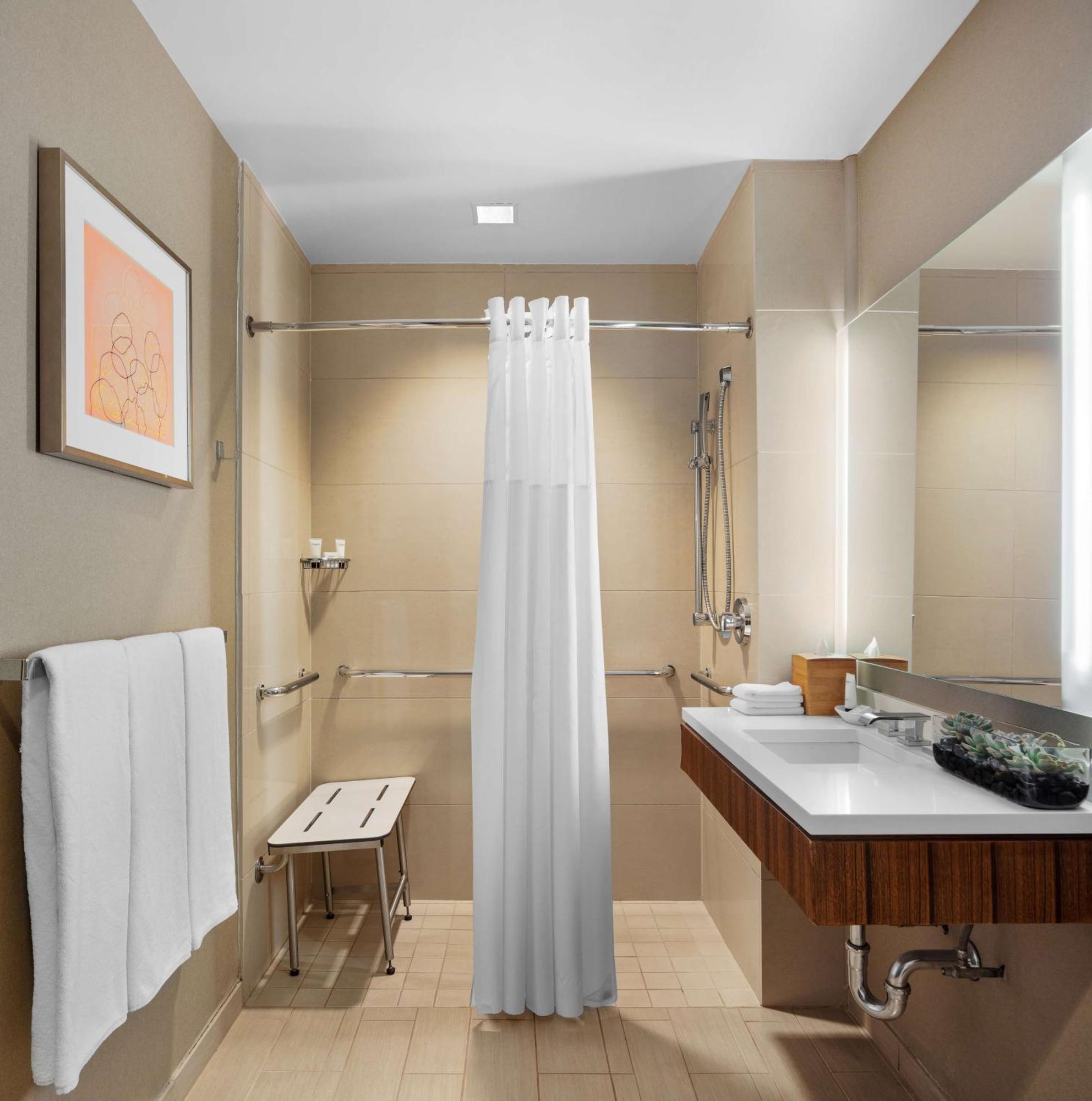 King Room with Roll-In Shower - Disability Access,699041433:JPEG