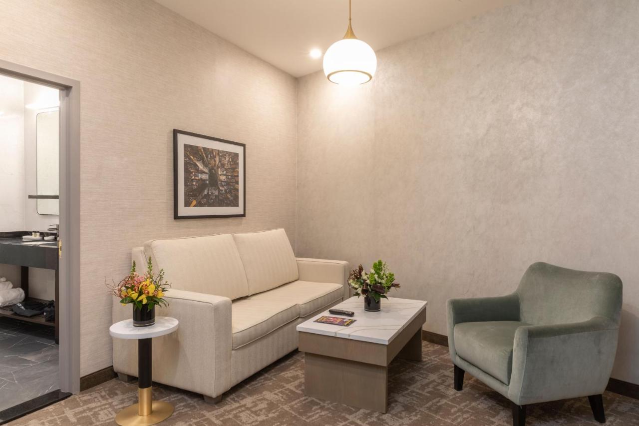 Deluxe Jr Suite Two Kings