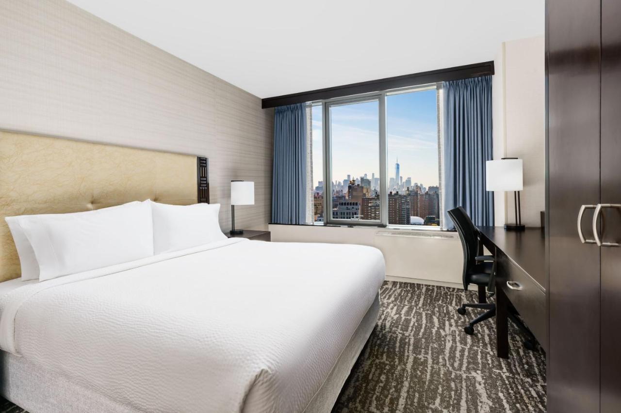 King Room with City View, Roll-In Shower and Transfer Shower - Mobility Access/Hearing Accessible