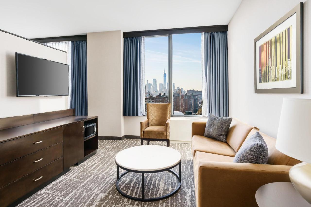 One-Bedroom King Suite with Roll-In Shower, Transfer Shower and Sofa Bed - Mobility Access/Hearing Accessible