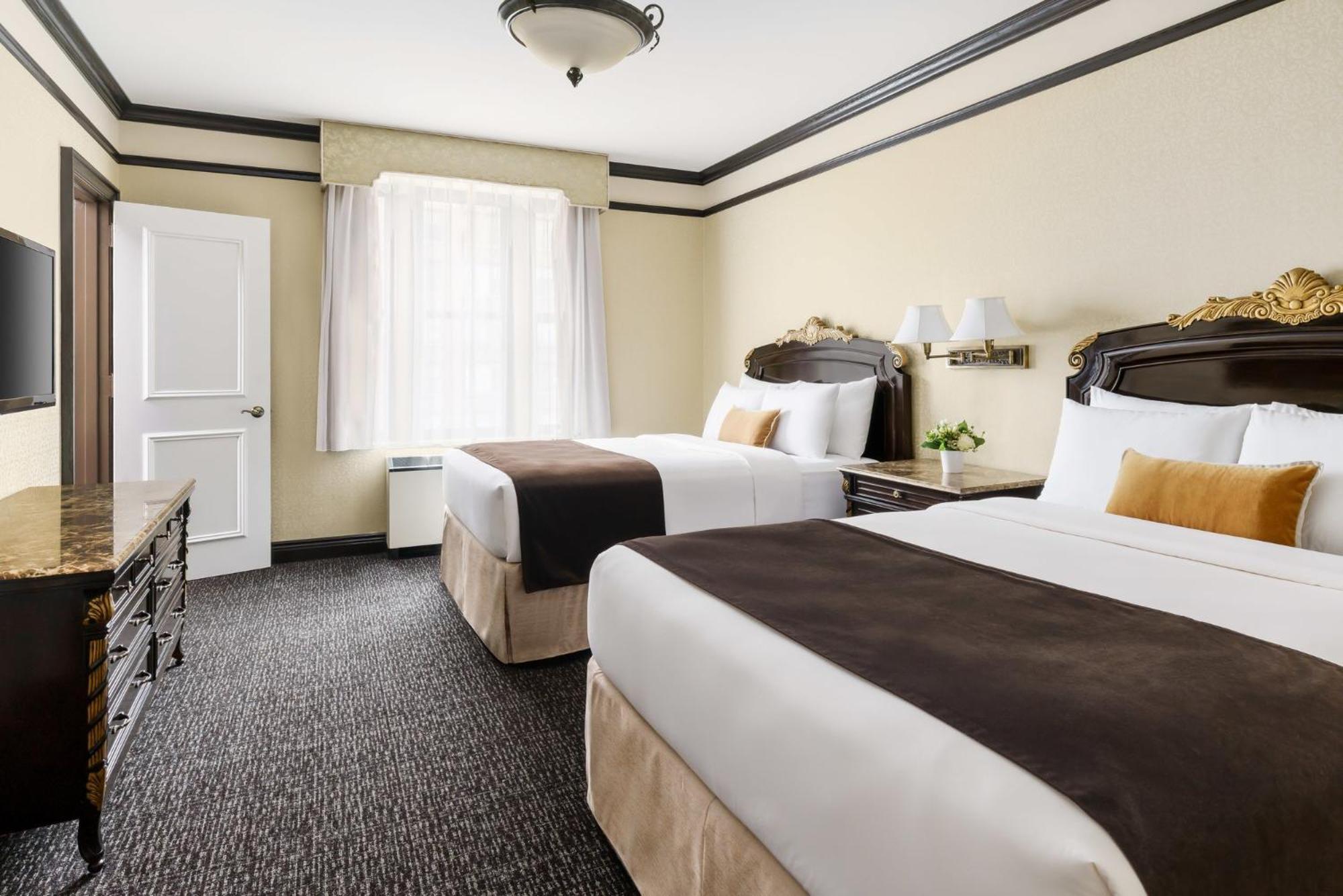 Deluxe Queen Suite