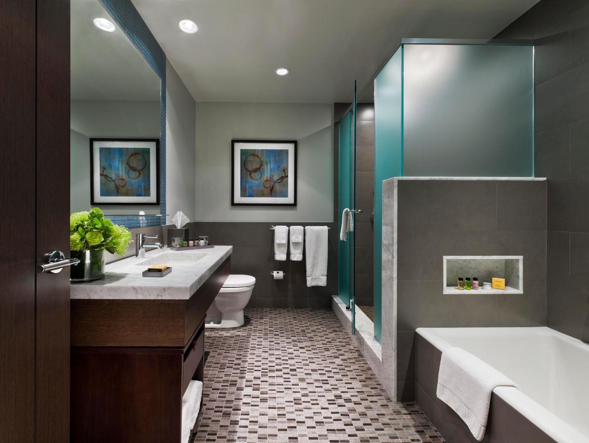 Deluxe Queen Suite