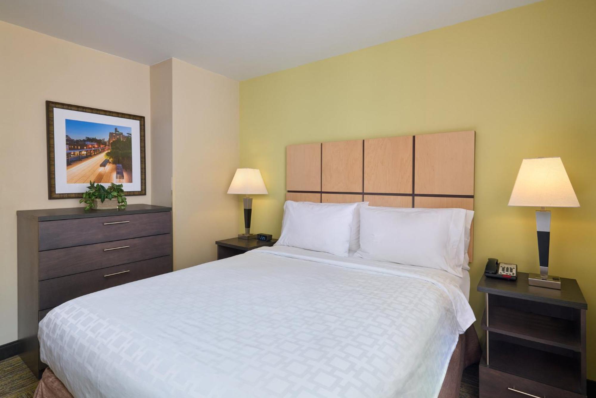 One-Bedroom Queen Suite