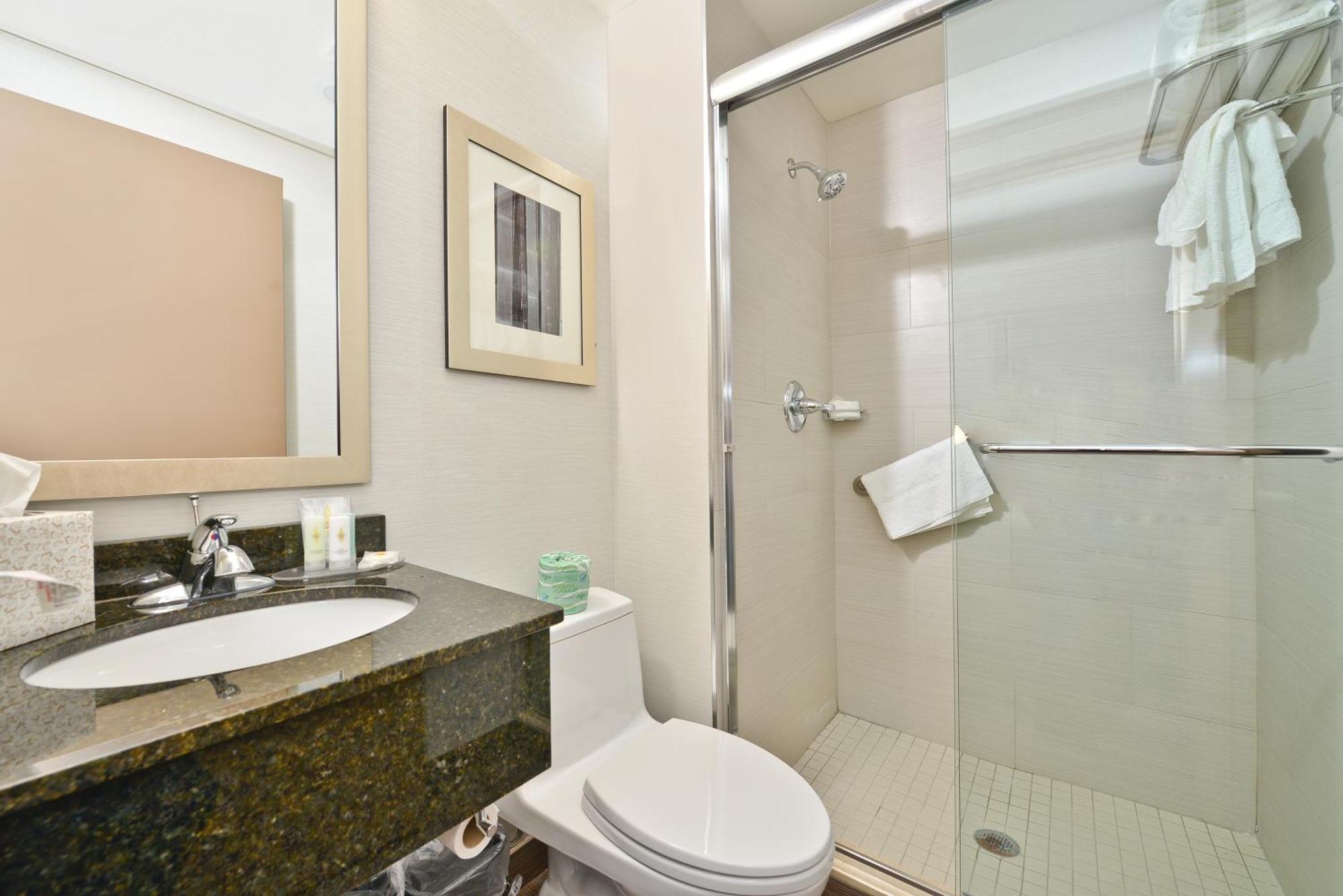 Double Room with Two Double Beds and City View - Non-Smoking