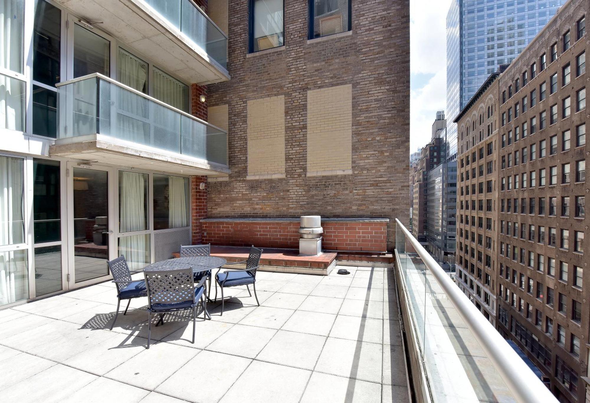Queen Premier Private Roof Deck