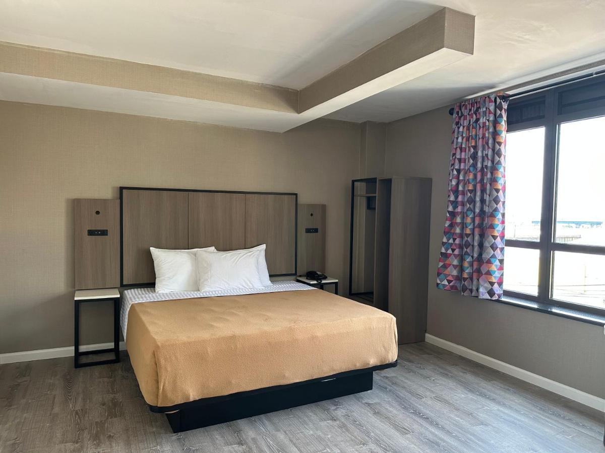Deluxe Queen Suite
