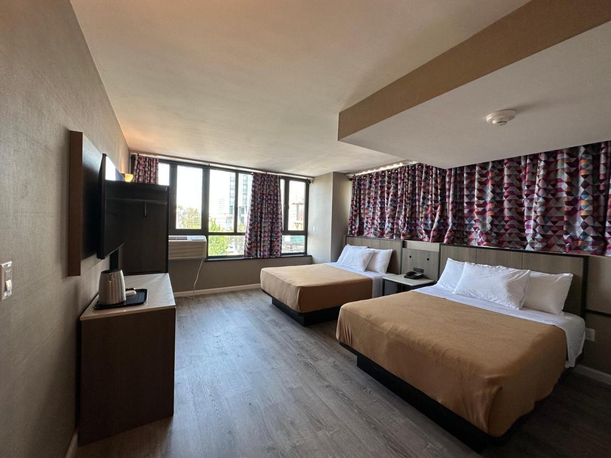 Deluxe Queen Suite