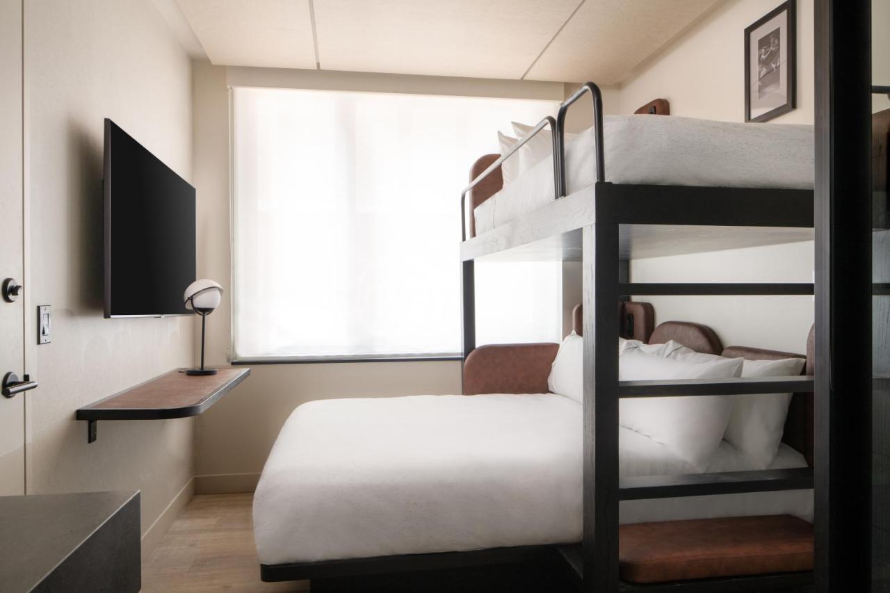 Bunk Room City View One Twin Bed One Queen Bed