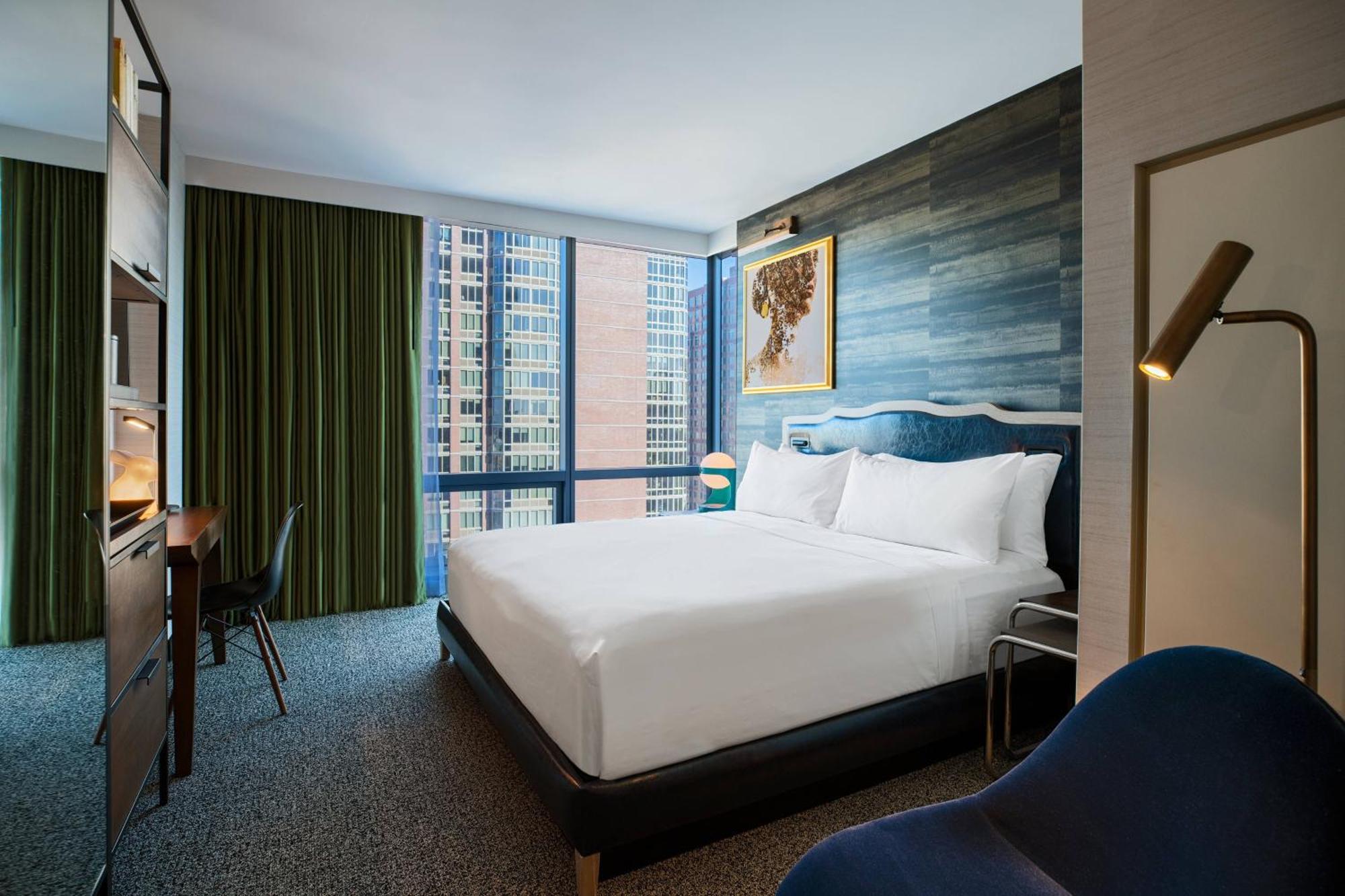 Guest room 1 King City view Corner room