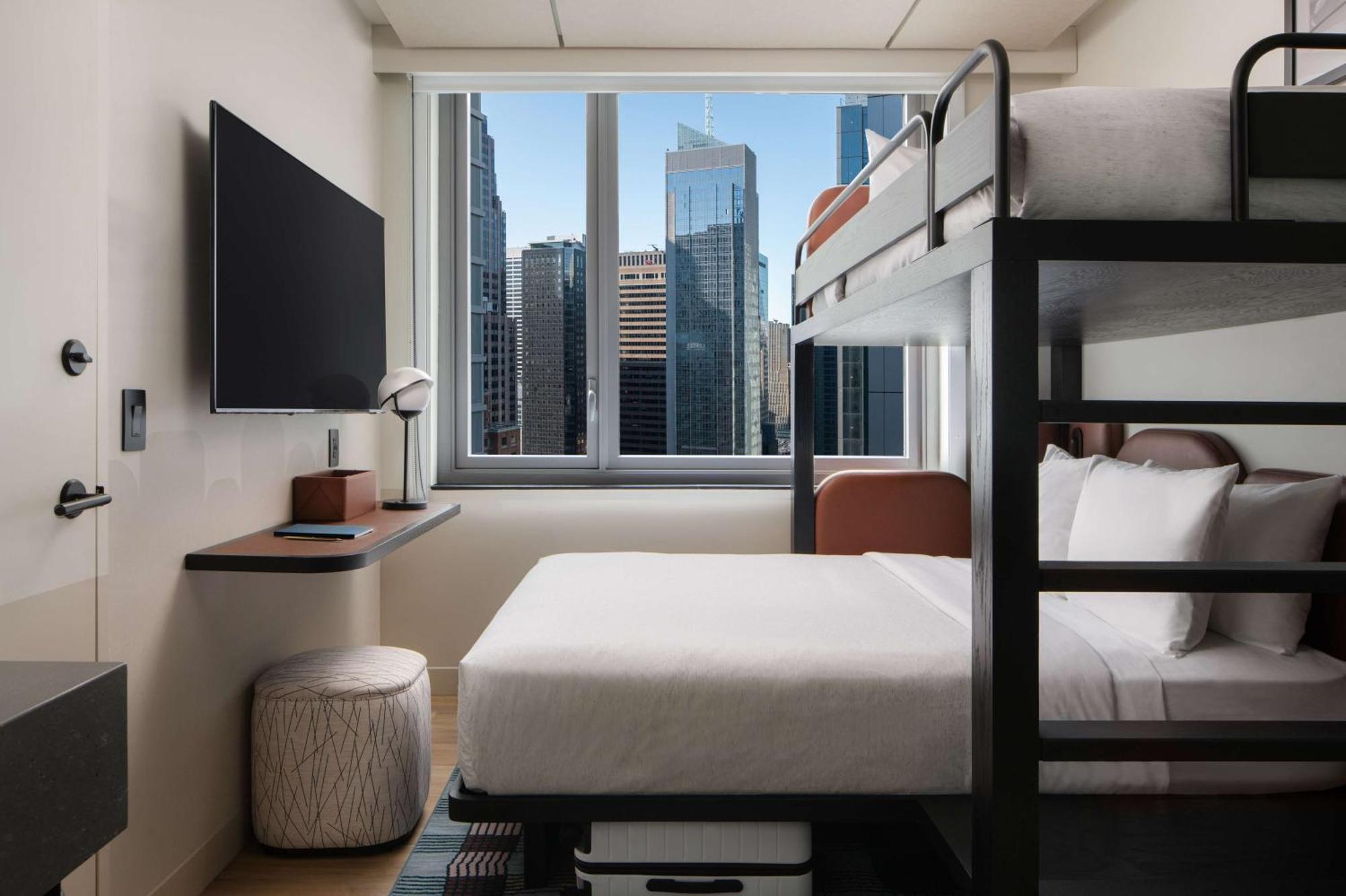 Bunk Room City View One Twin Bed One Queen Bed
