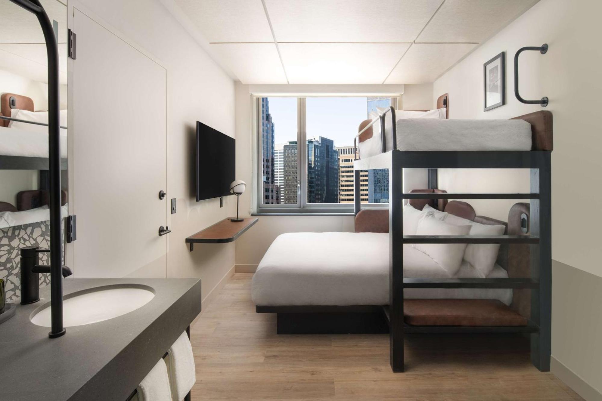 Bunk Room City View One Twin Bed One Queen Bed,1546191181:JPEG