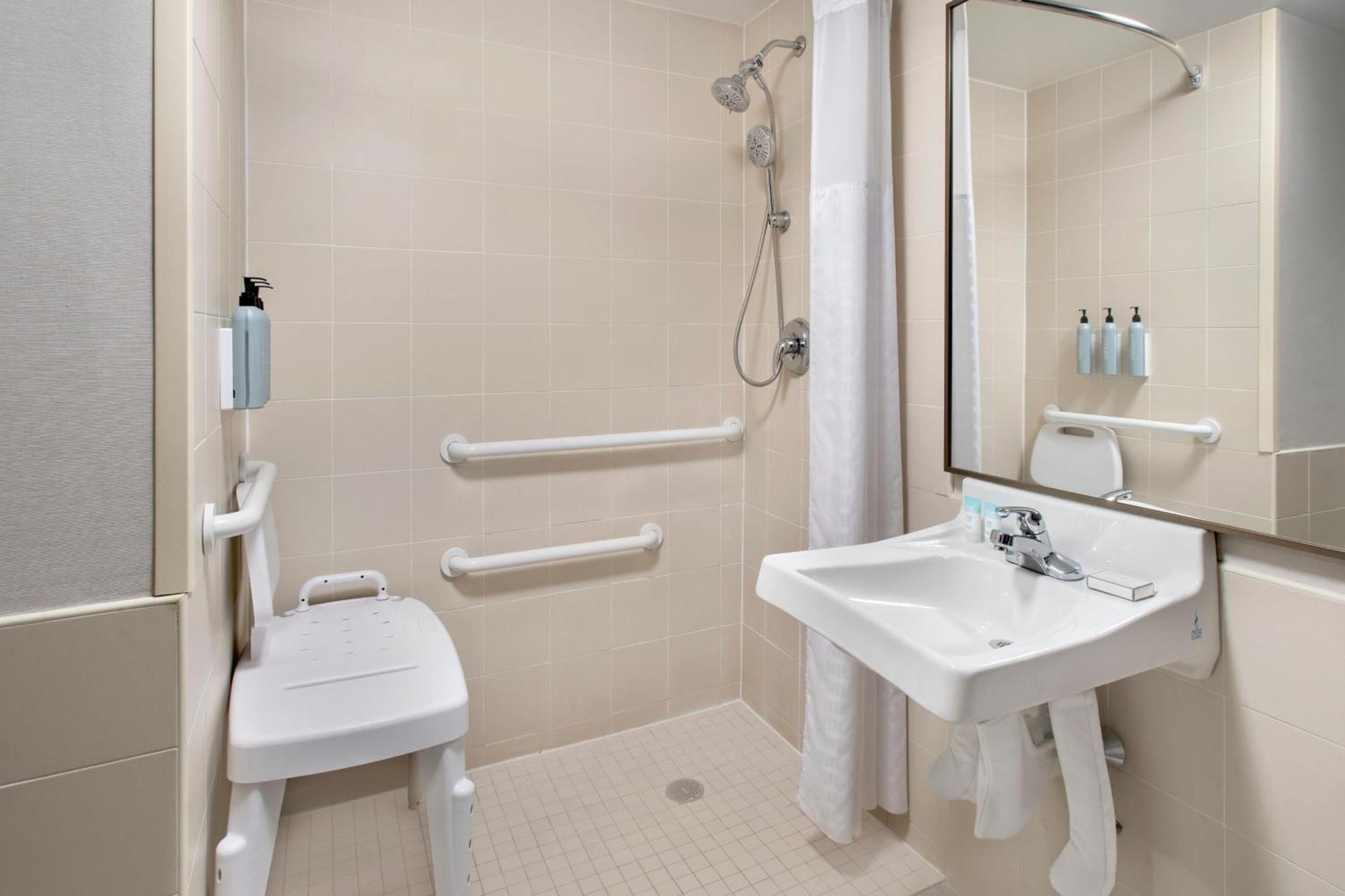 Chambre Double avec 2 Lits Doubles et Douche Accessible en Fauteuil Roulant - Adaptée aux Personnes à Mobilité Réduite