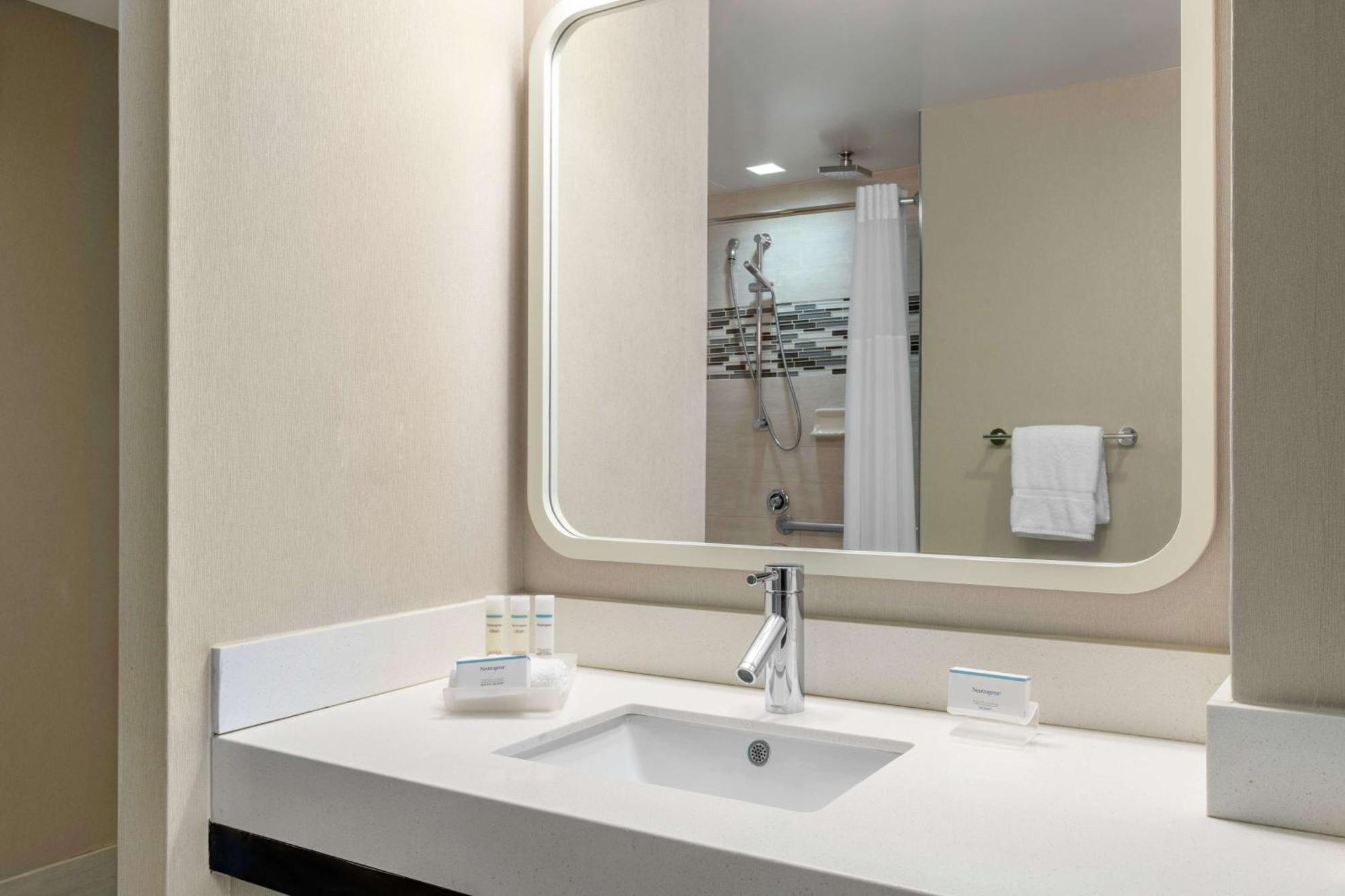 Oversized Studio 2 Queen Beds Roll Shower-Disability Access,1552008763:JPEG