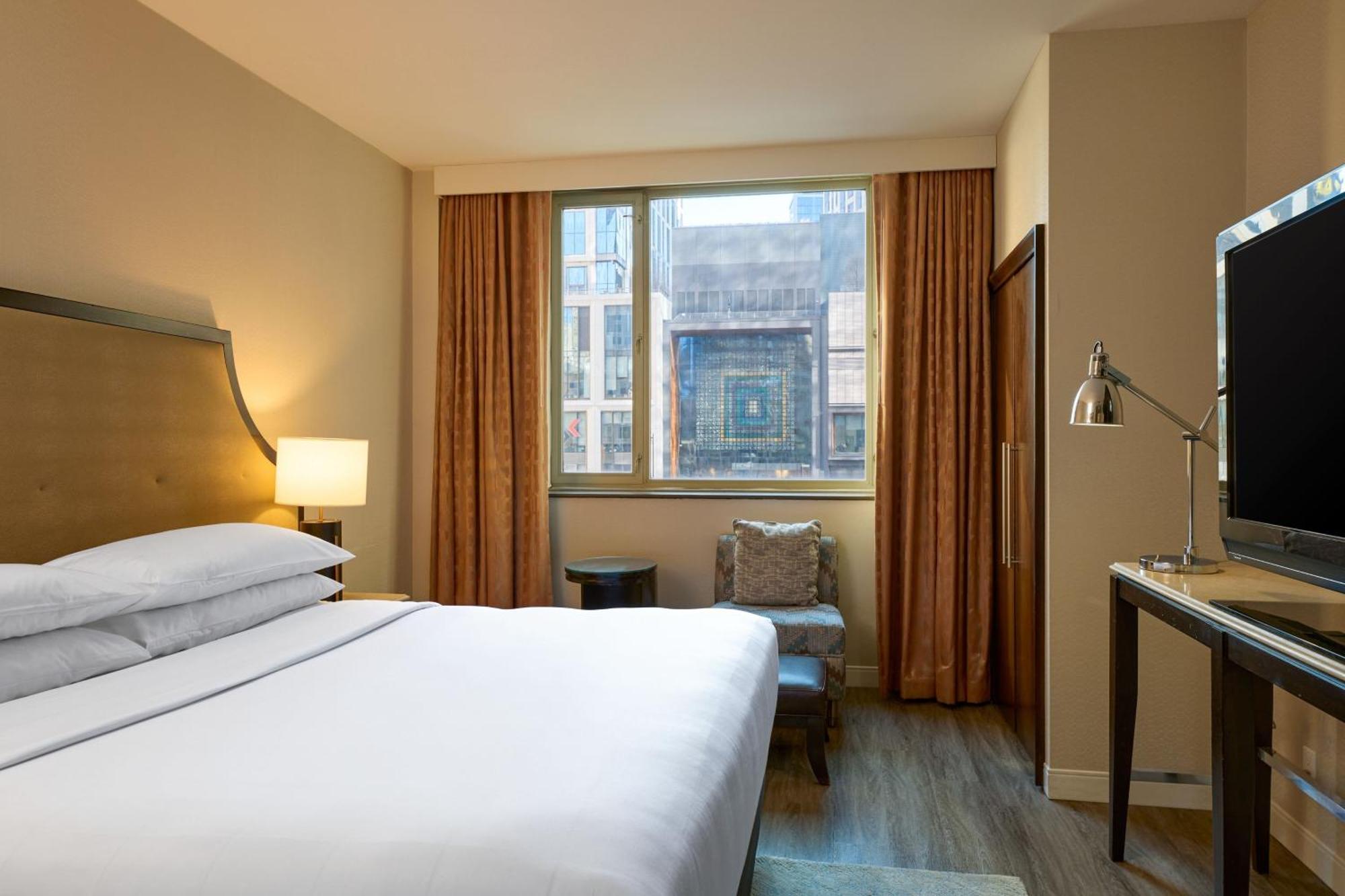 Suite, 1 King, Sofa bed,1617844069:JPEG