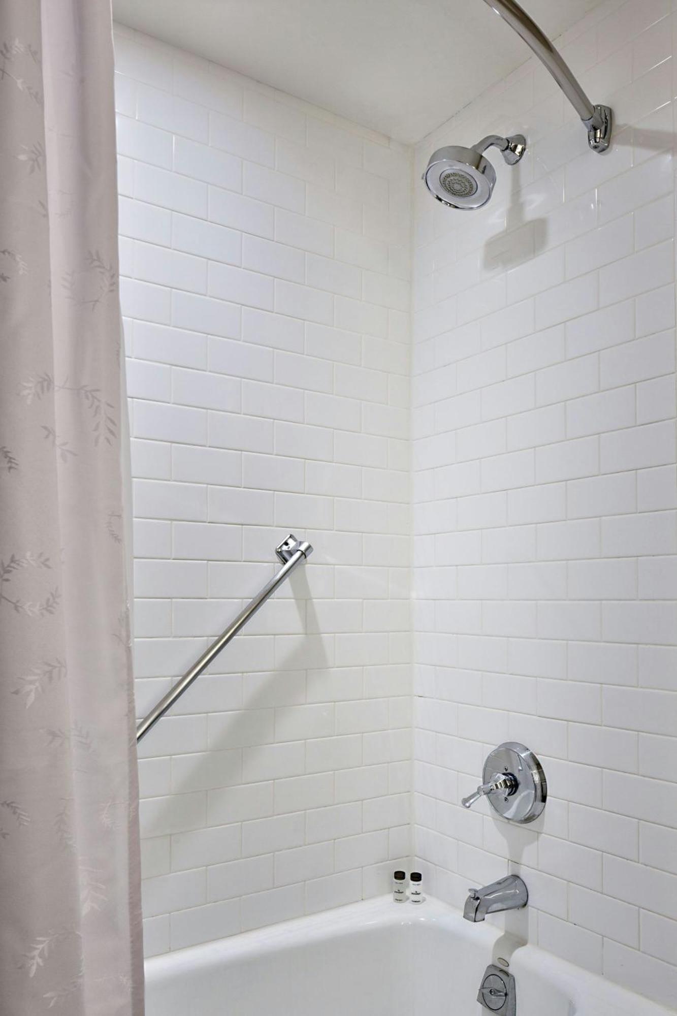 Superior King Room Adapted Tub Mobility Hearing Accessible or High Floor