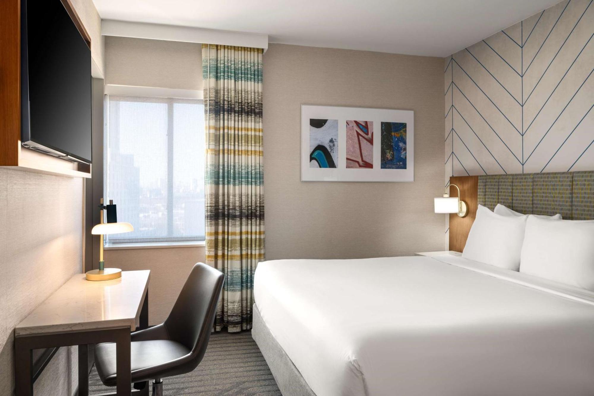 Chambre Lit King-Size - Vue sur Ville - Non-Fumeurs