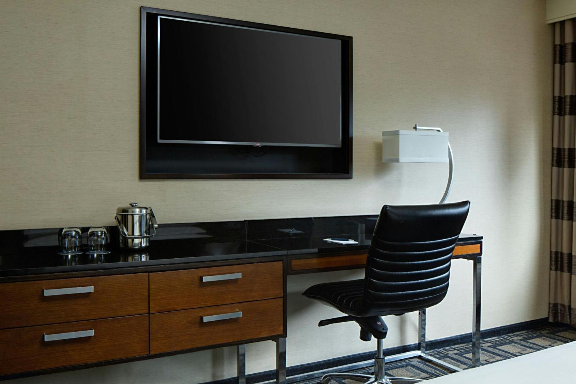 Superior King Room Adapted Tub Mobility Hearing Accessible or High Floor