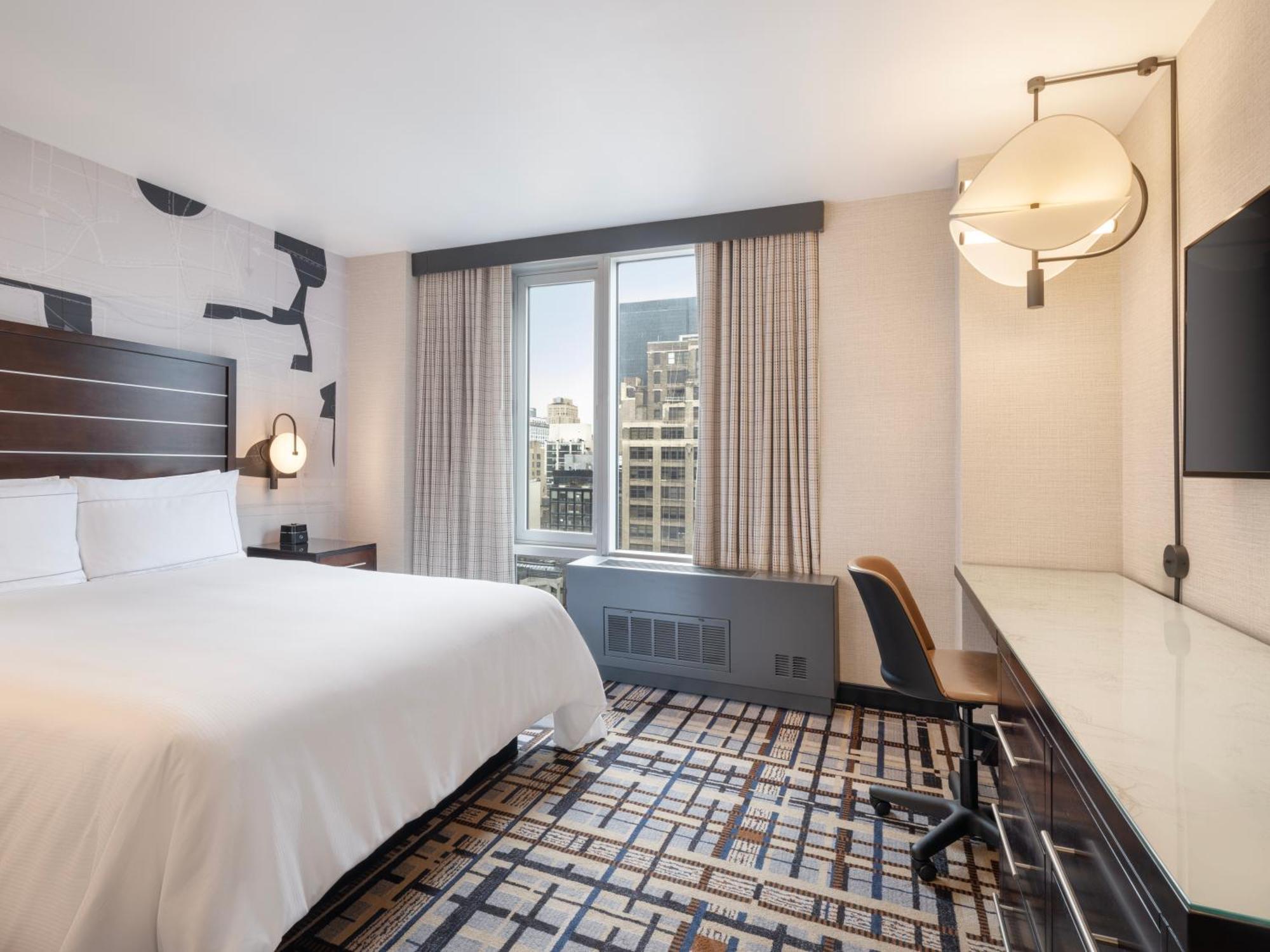 Zimmer mit Queensize-Bett und Stadtblick