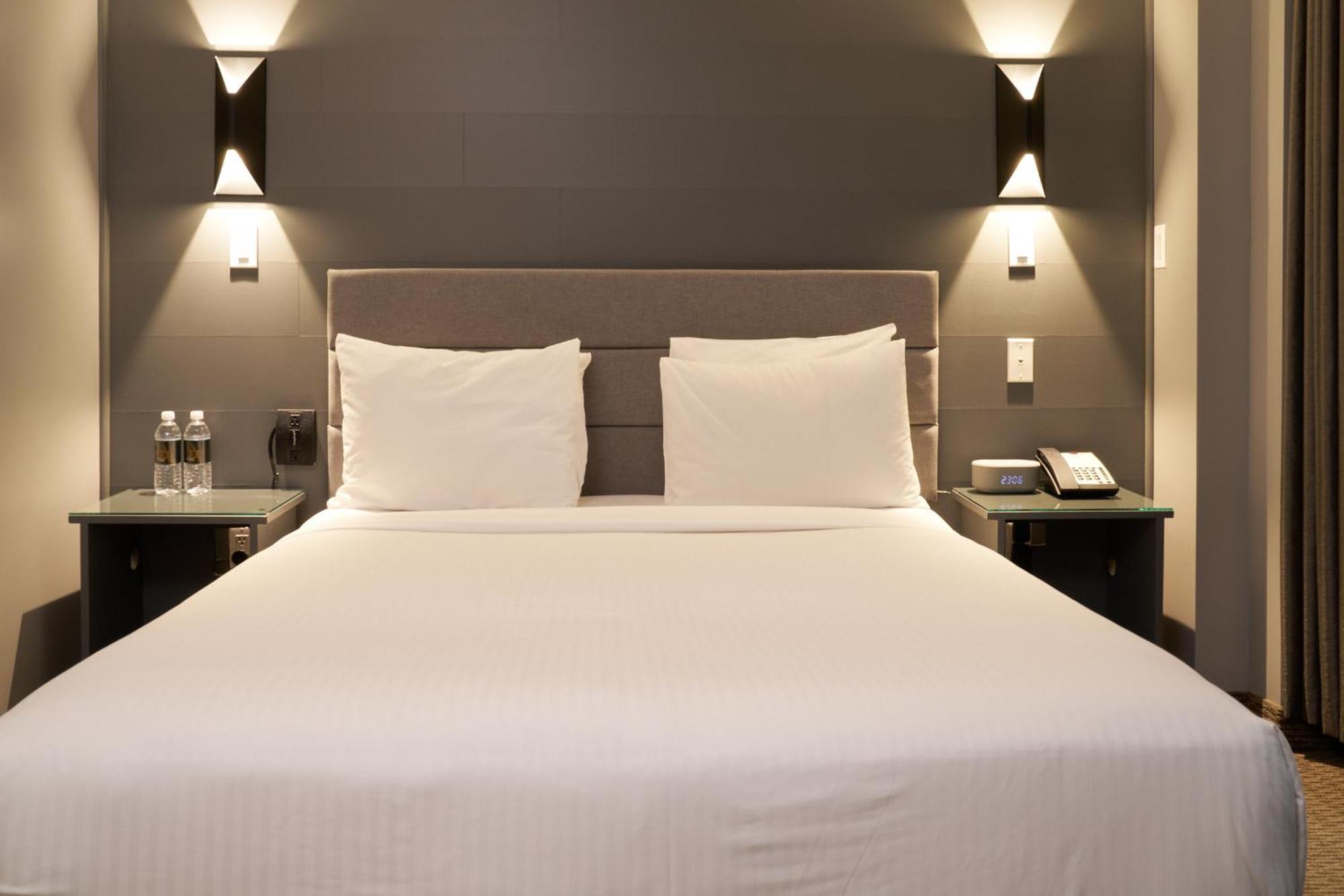 Queen Room,640330554:JPEG