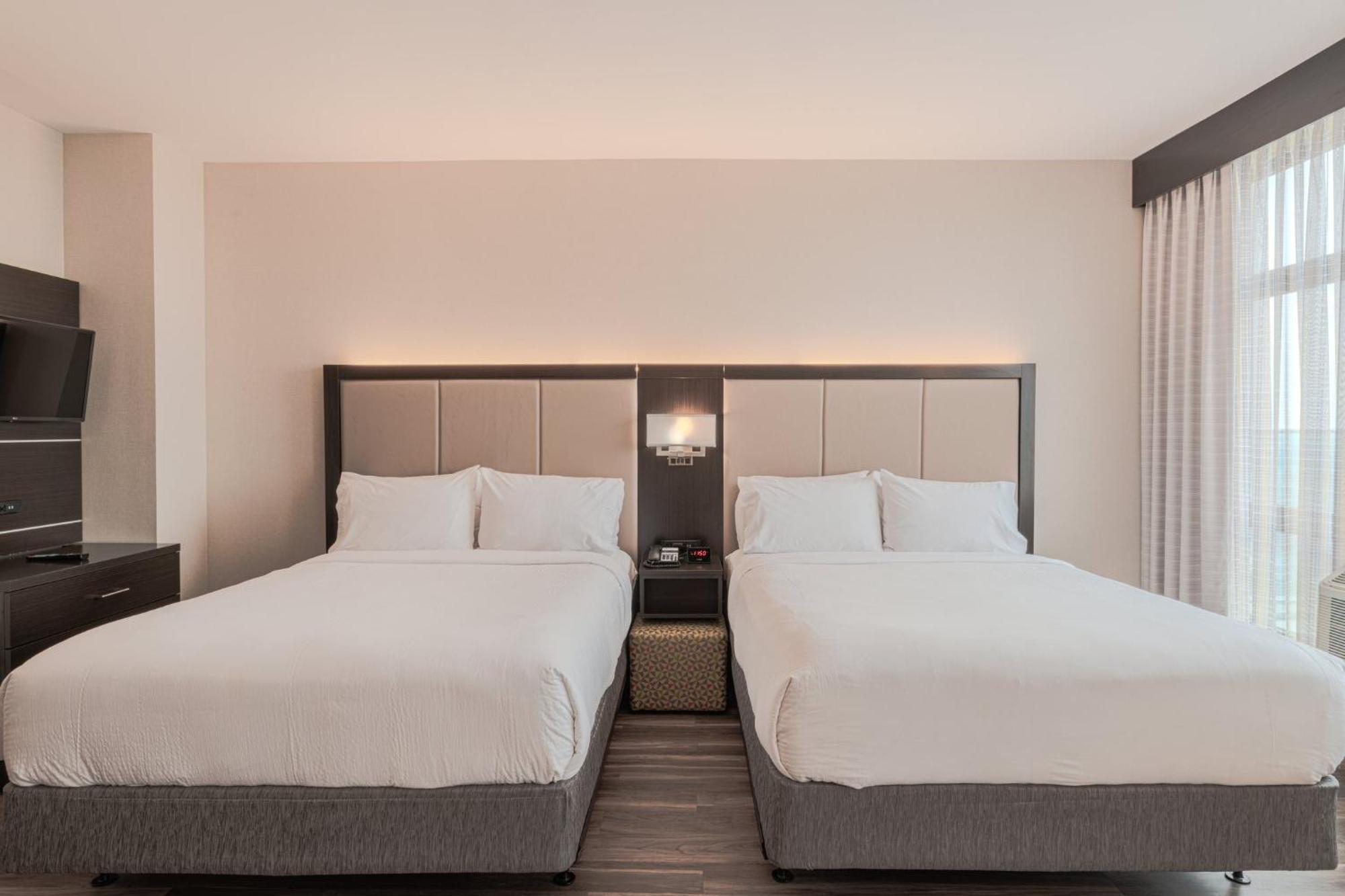 Standard Queen Room Two Queen Beds Skyline View