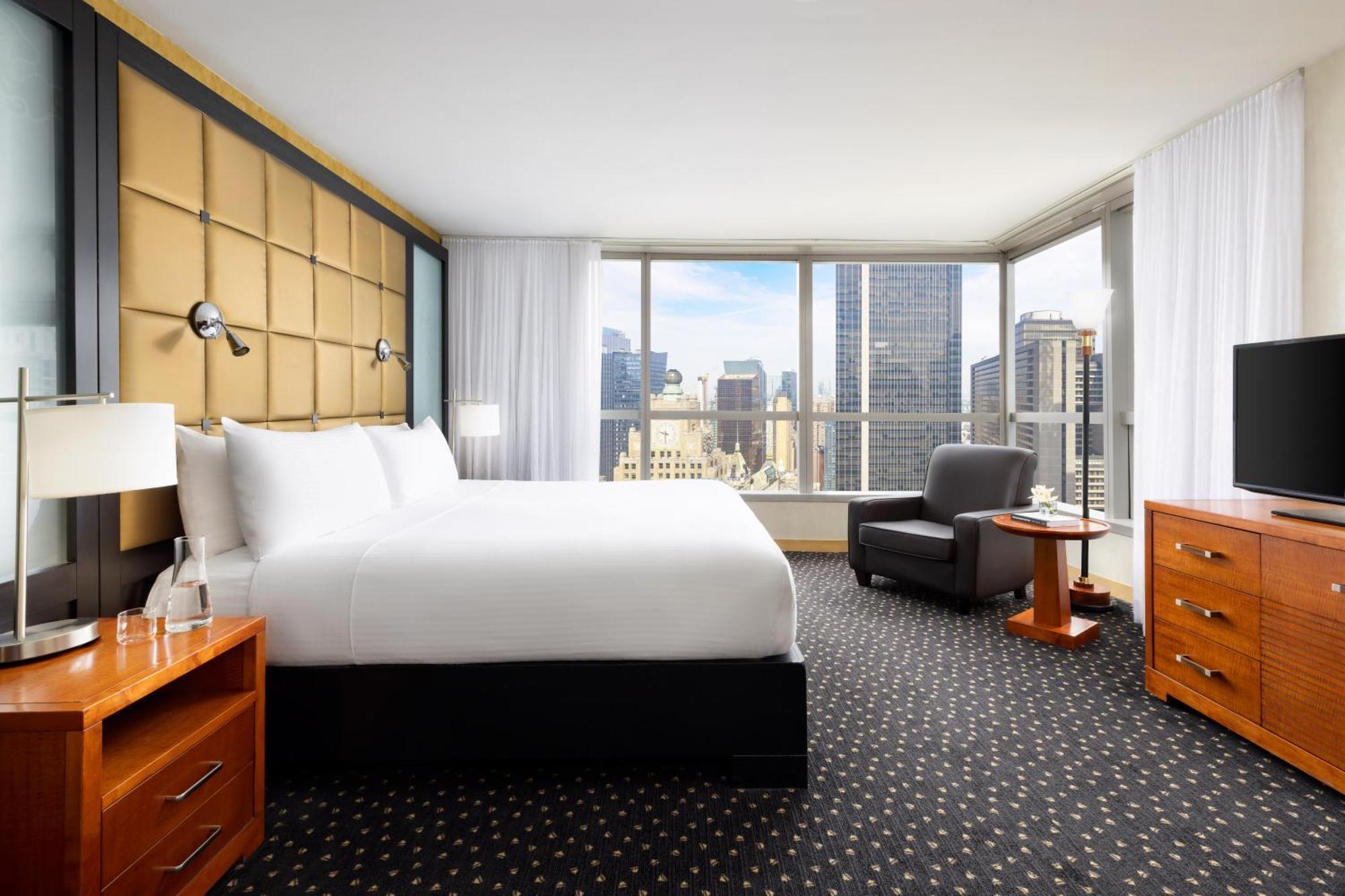 Deluxe room 1 King bed High Floor