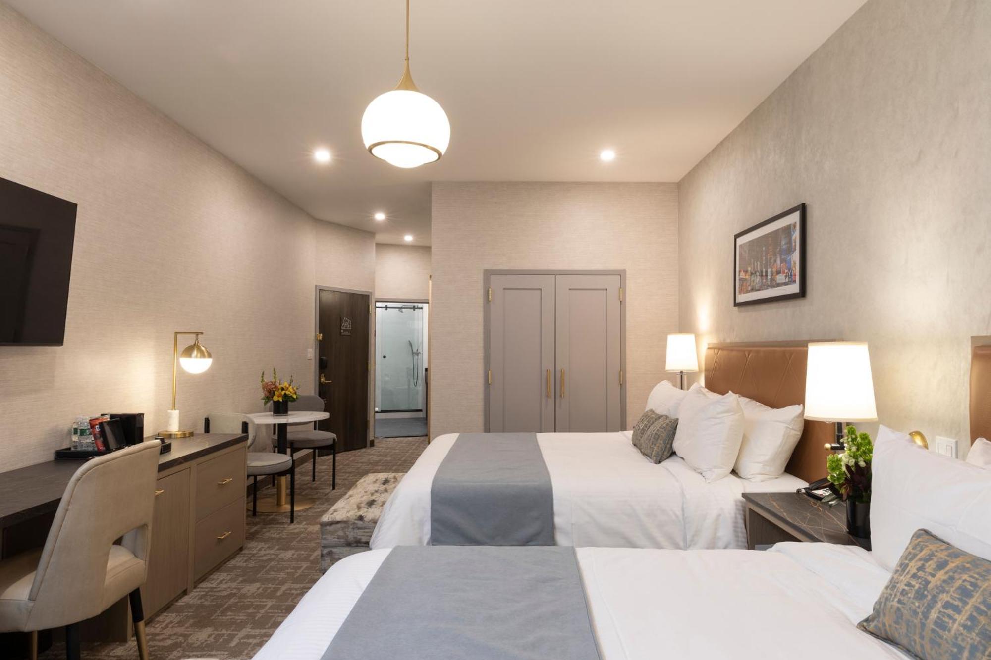 Deluxe Jr Suite Two Kings