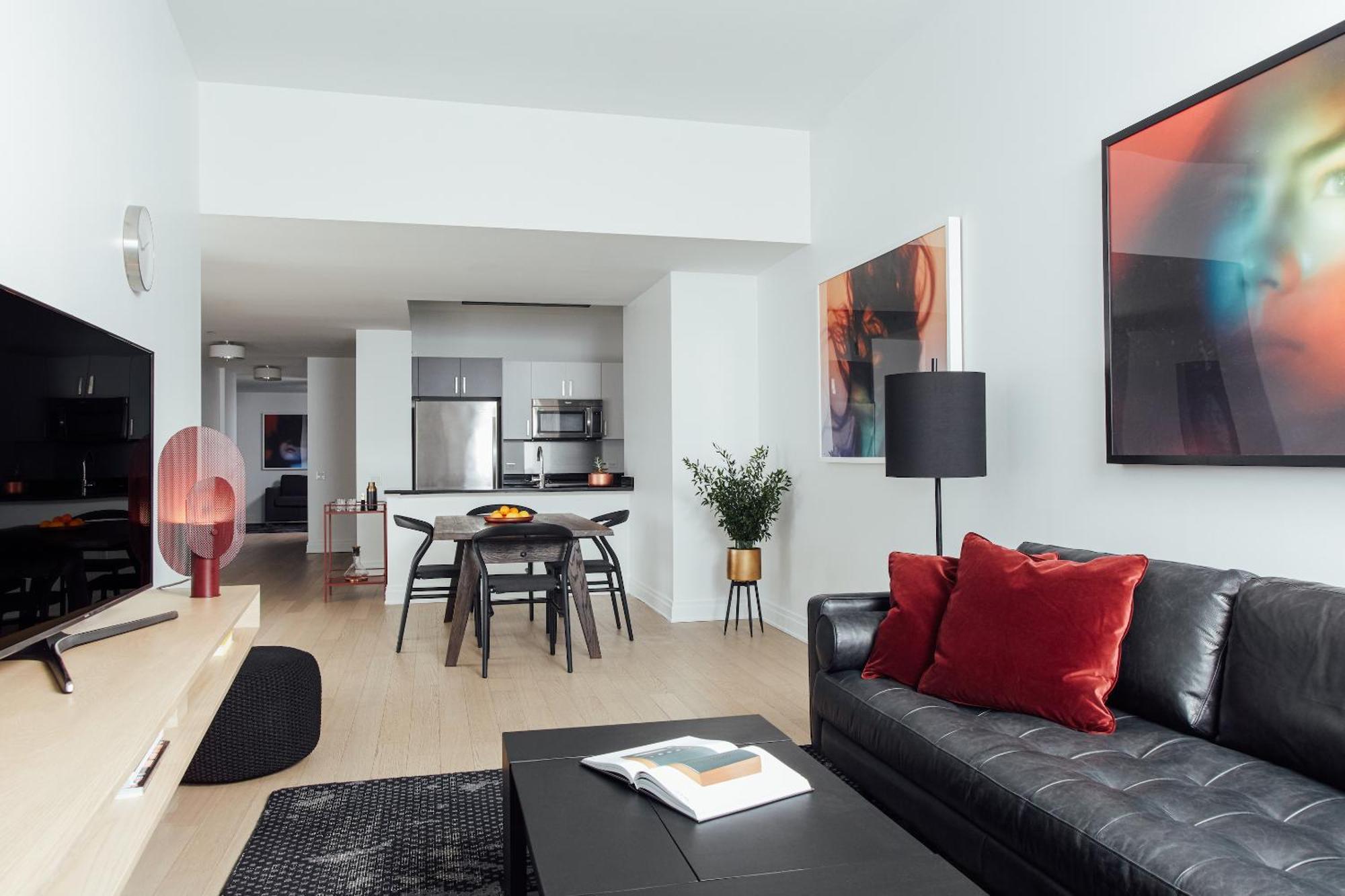Deluxe One Bedroom King 24 or 7 Front Desk