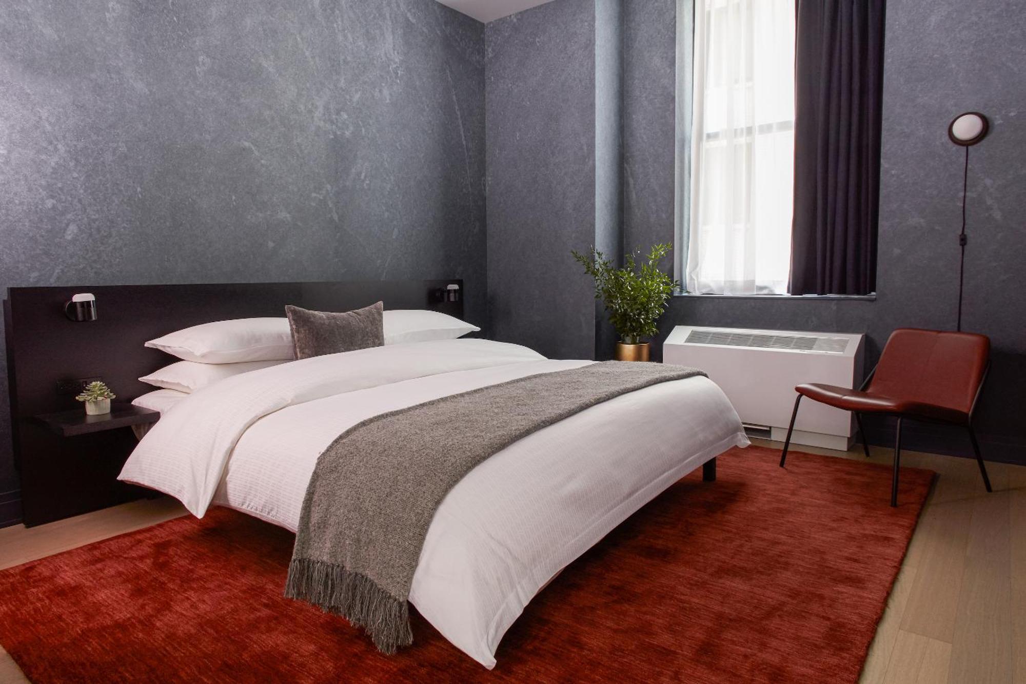 Deluxe One Bedroom King 24 or 7 Front Desk