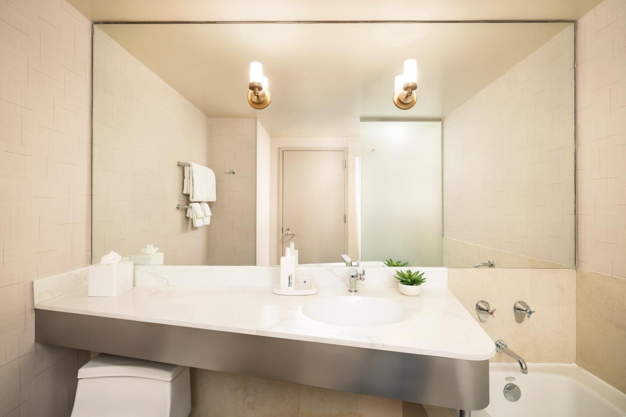 Executive King High Floor Fully Renovated