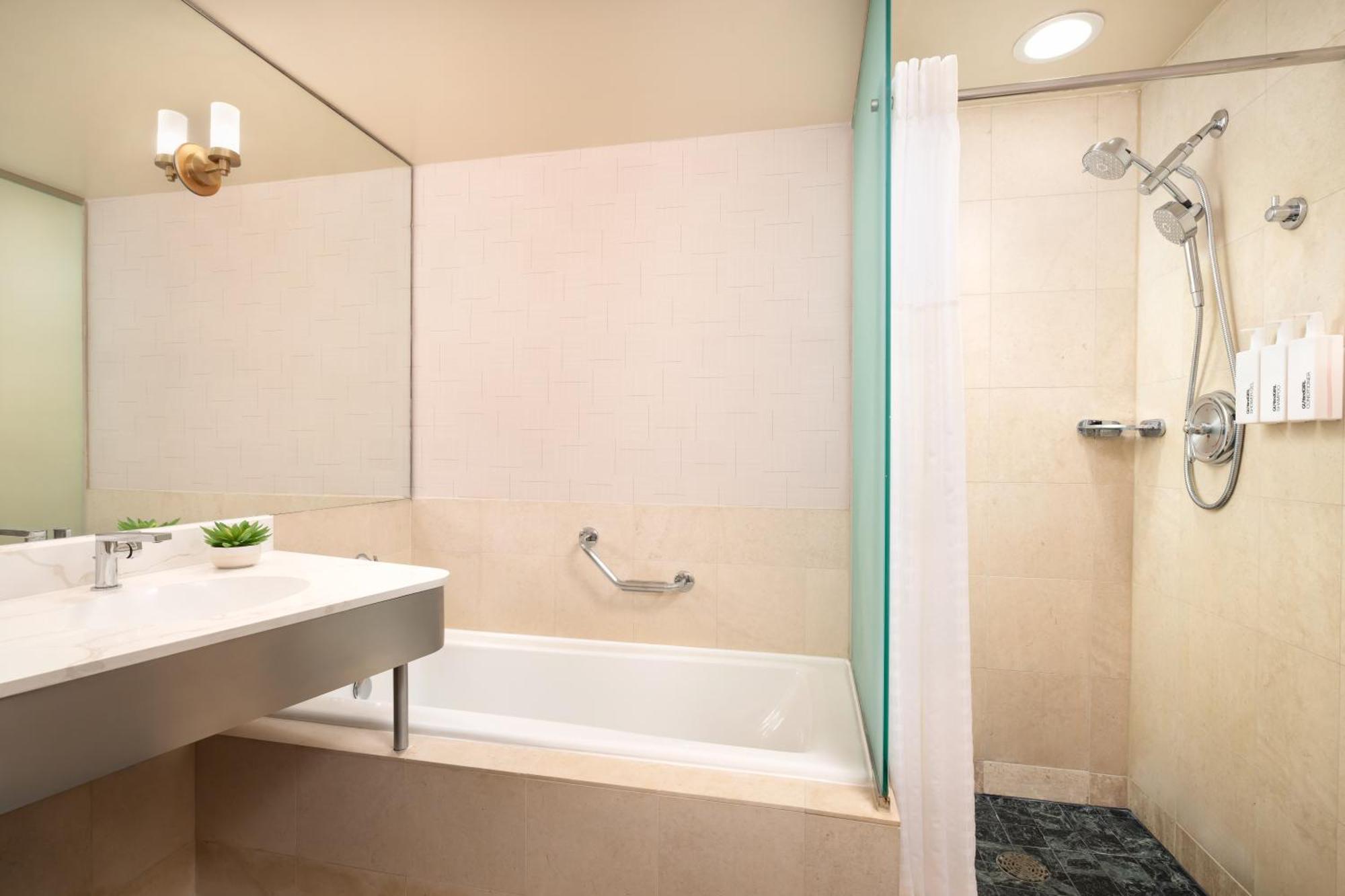 Executive King High Floor Fully Renovated