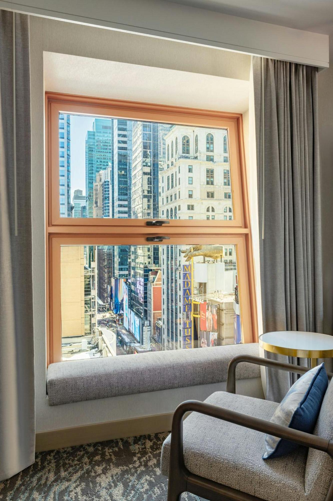 Grand Deluxe Corner King Larger Guest room 1 King