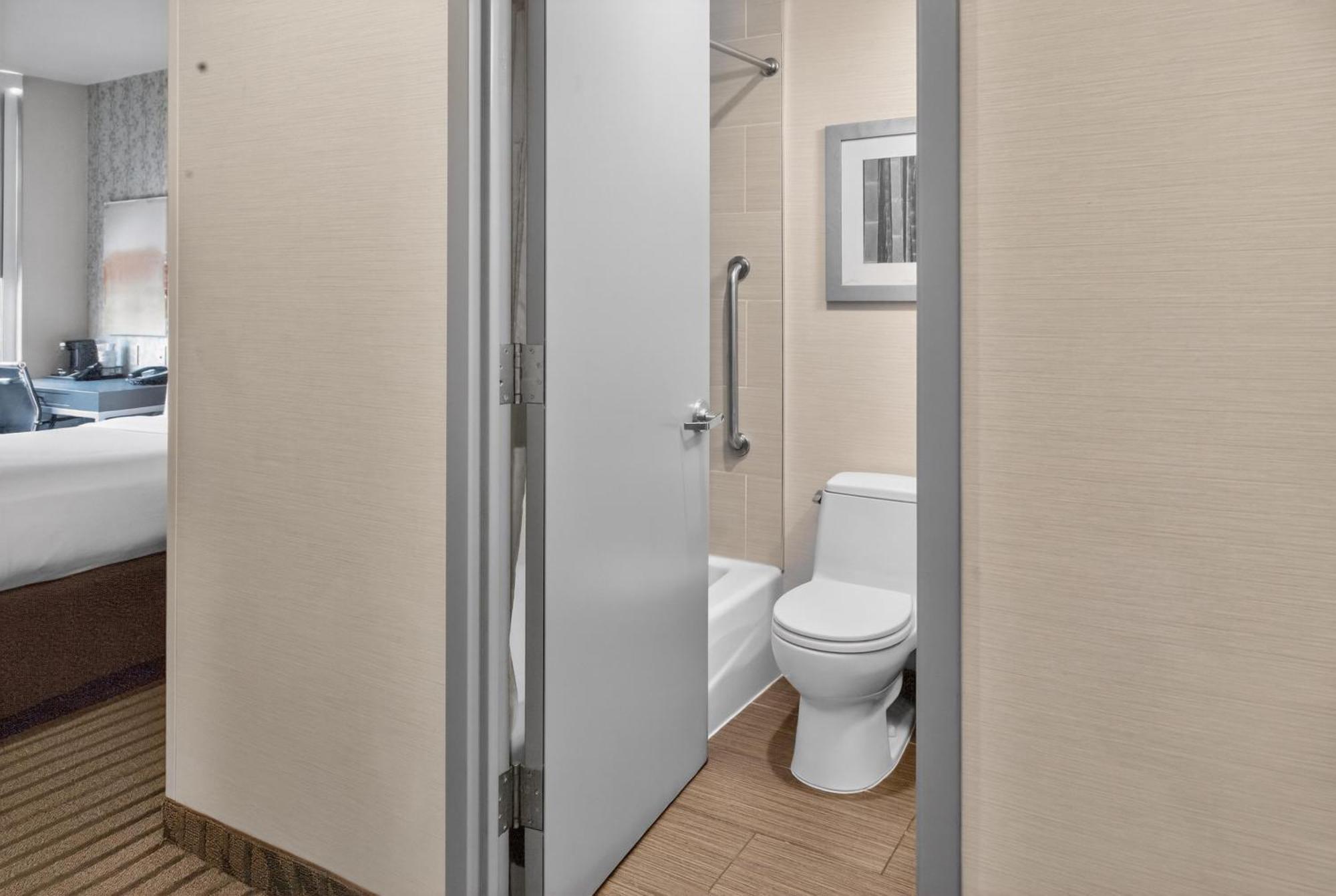Queen Room with Bath Tub - Non-Smoking