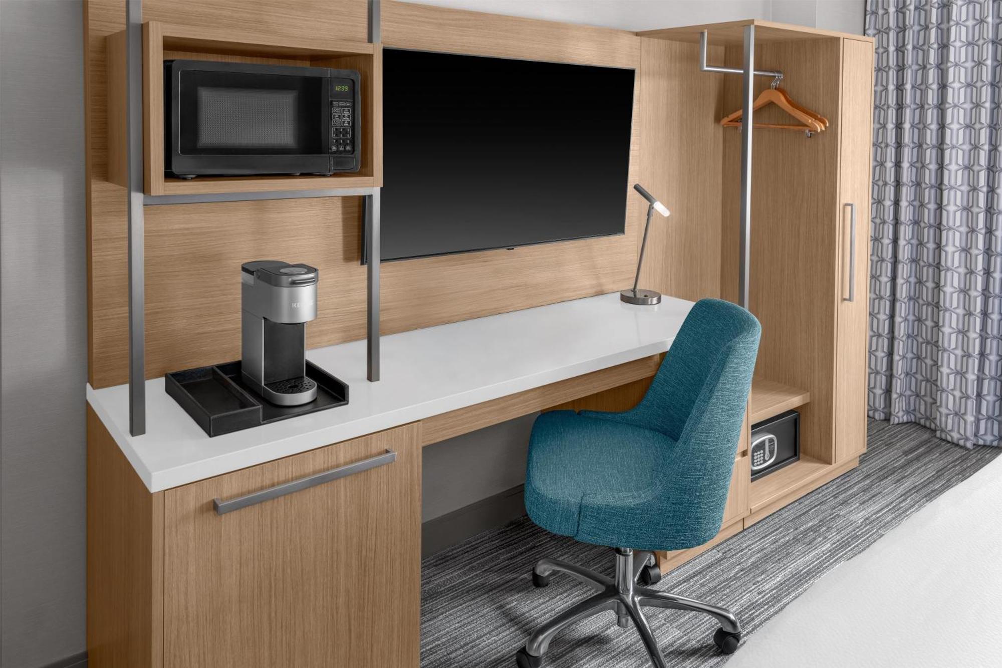 Chambre Lit King-Size avec Douche Accessible en Fauteuil Roulant - Adaptée aux Personnes à Mobilité Réduite et aux Malentendants