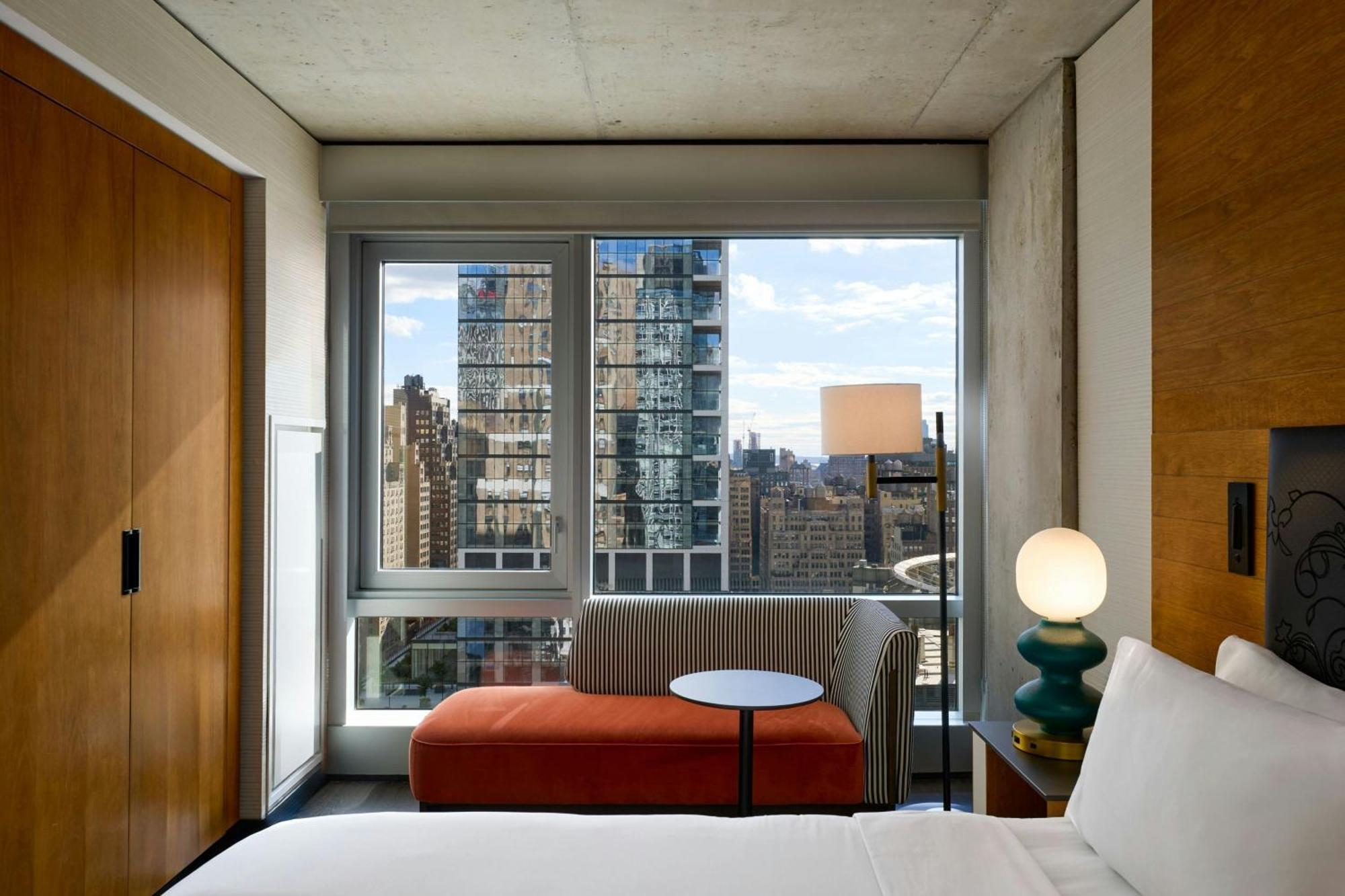 Chambre Lit King-Size avec Baignoire Adaptée - Vue sur Ville - Accessible aux Personnes à Mobilité Réduite