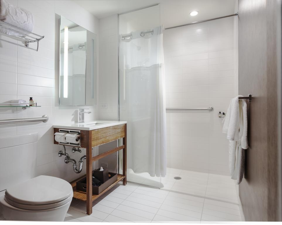 Deluxe Accessible King,1210955296:JPEG