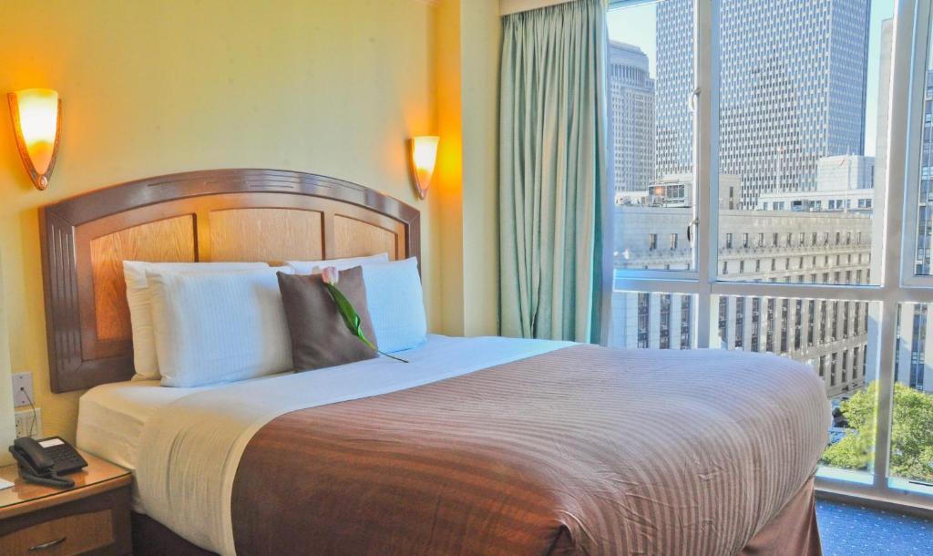 Deluxe Suite mit Kingsize-Bett und Parkblick