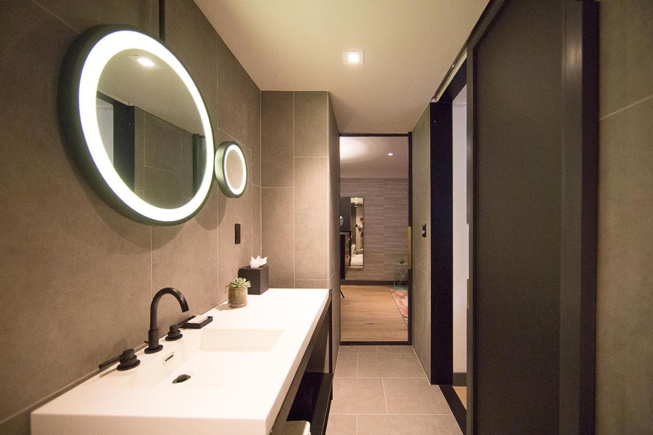 One-Bedroom King Suite