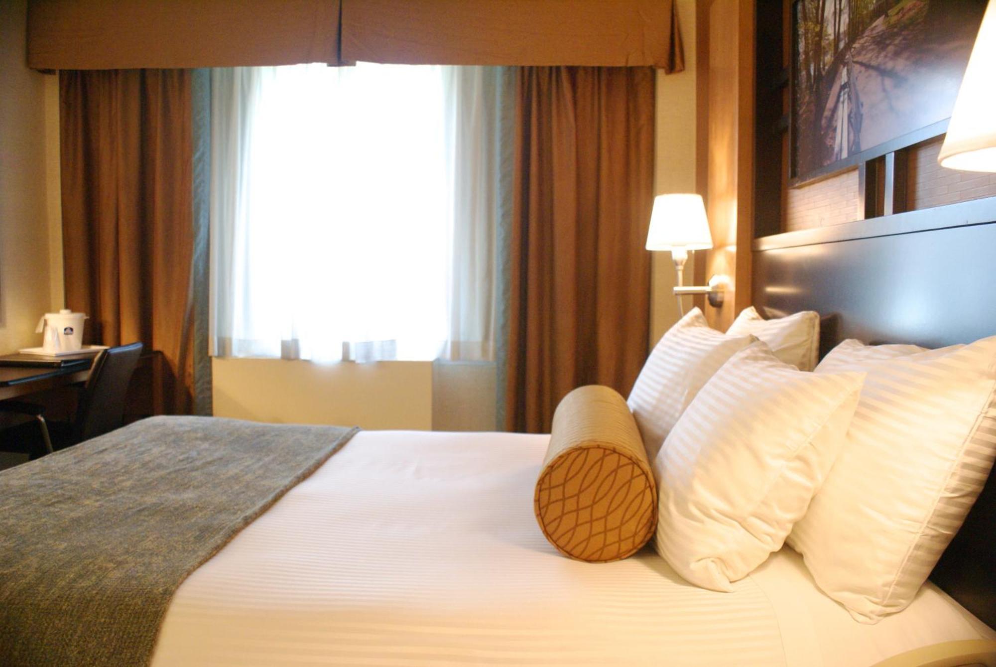 Queen Room with Roll-In Shower - Mobility Accessible/Communication Assistance/Non-Smoking