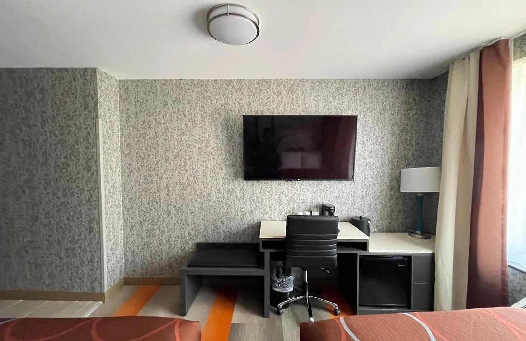Super 8 By Wyndham Brooklyn Williamsburg-1