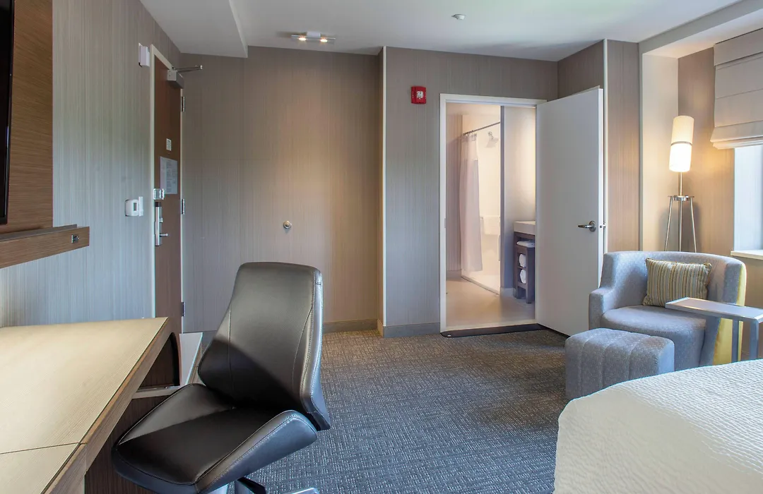 Courtyard By Marriott New York Queens/Fresh Meadows-1