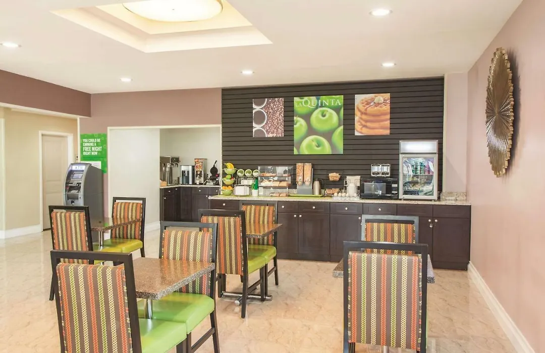 La Quinta Inn & Suites Far Rockaway - Beach Hotel-1