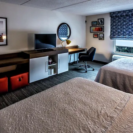 Hampton Inn & Suites Staten Island-3