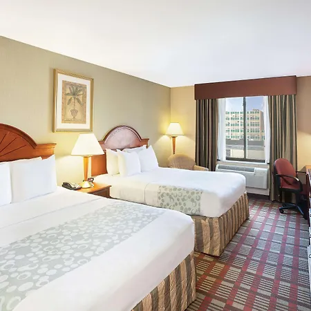 La Quinta Inn By Wyndham Queens-2