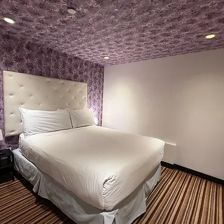 Night Hotel Broadway-3
